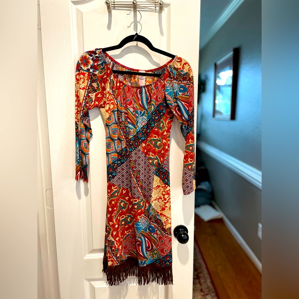 Pink coconut boutique size small. Very‎ slim fitting dress with suede trim